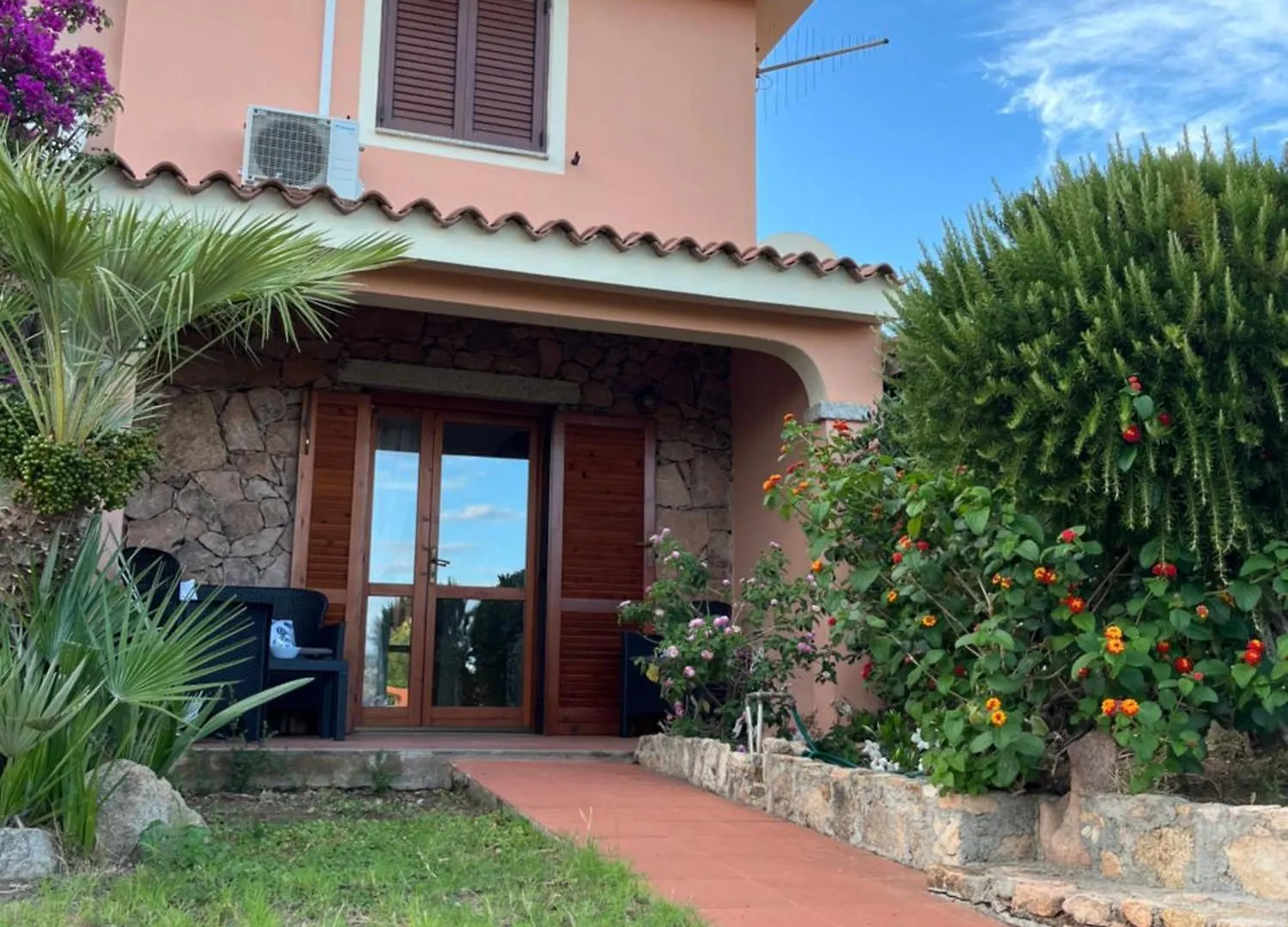 Контакты Villetta Mp Casa Sviluppata Su Due Piani Con Doppia Veranda E Parcheggio Privato